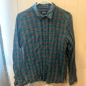 Patagonia men’s medium blue plaid organic cotton long sleeve button shirt
